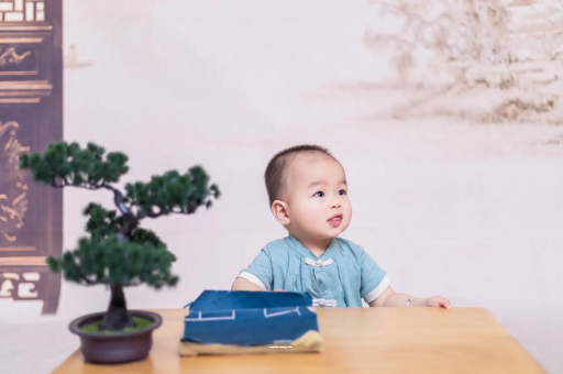 宜宾怀孕肚子中间凹两边凸
